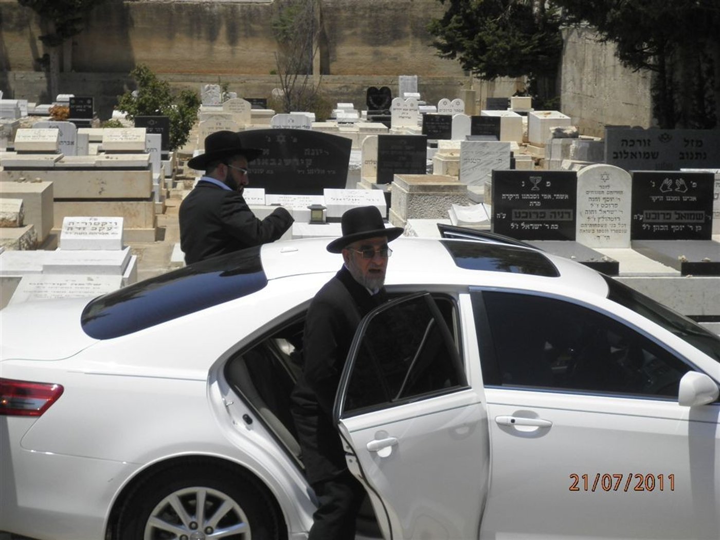 המונים בהילולת מרן הגאון רבי בן-ציון אבא שאול