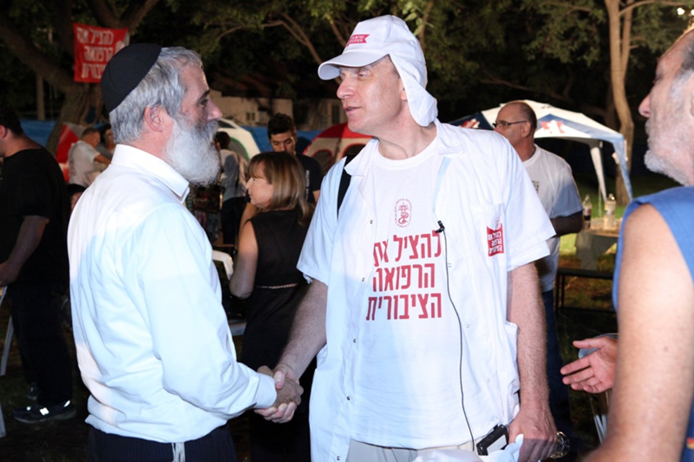 תיעוד לילי: הרופאים המוחים לנו בכפר-חב"ד