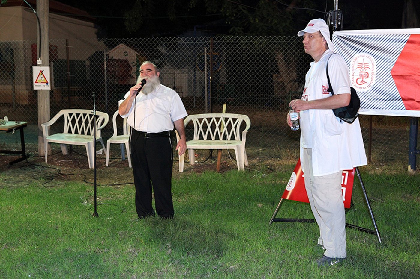 תיעוד לילי: הרופאים המוחים לנו בכפר-חב"ד