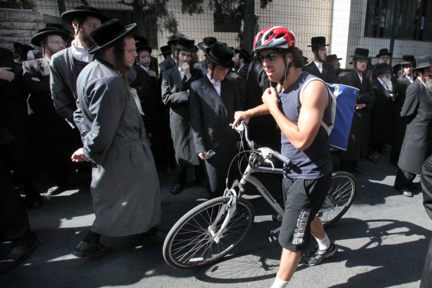 מסע כואב: הלווית האדמו"ר מספינקא