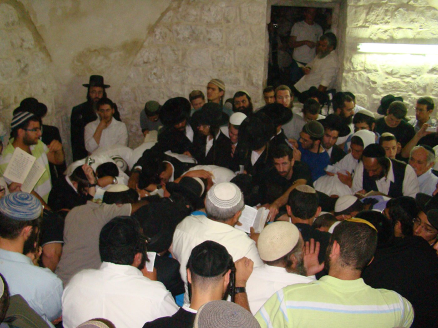 כניסה לילית לשכם: "חילול הקבר - ברבריות מזעזעת"