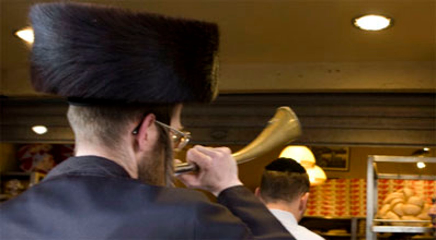 תוקעים בחצוצרות בערב שבת.