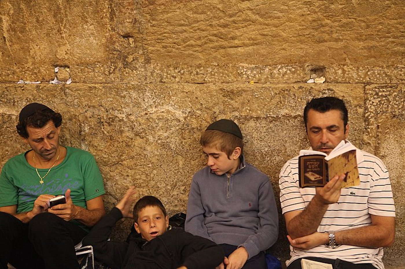 חוֹמַת בַּת-צִיּוֹן הוֹרִידִי כַנַּחַל דִּמְעָה, יוֹמָם וָלַיְלָה ● גלריה