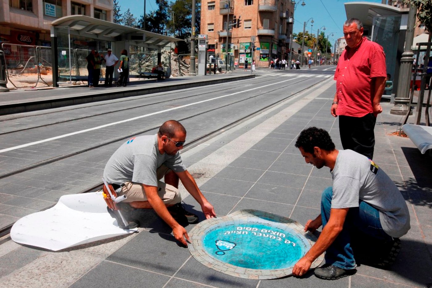 לקראת הרכבת הקלה: שלטי אזהרה בתלת מימד
