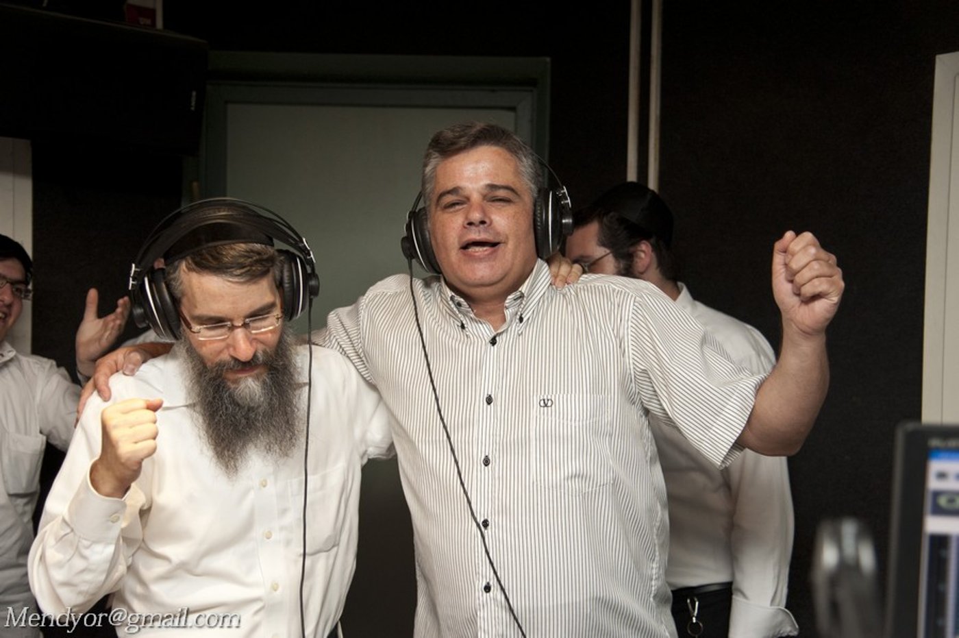 צפו בגלריה: אברהם פריד ברדיו קול חי