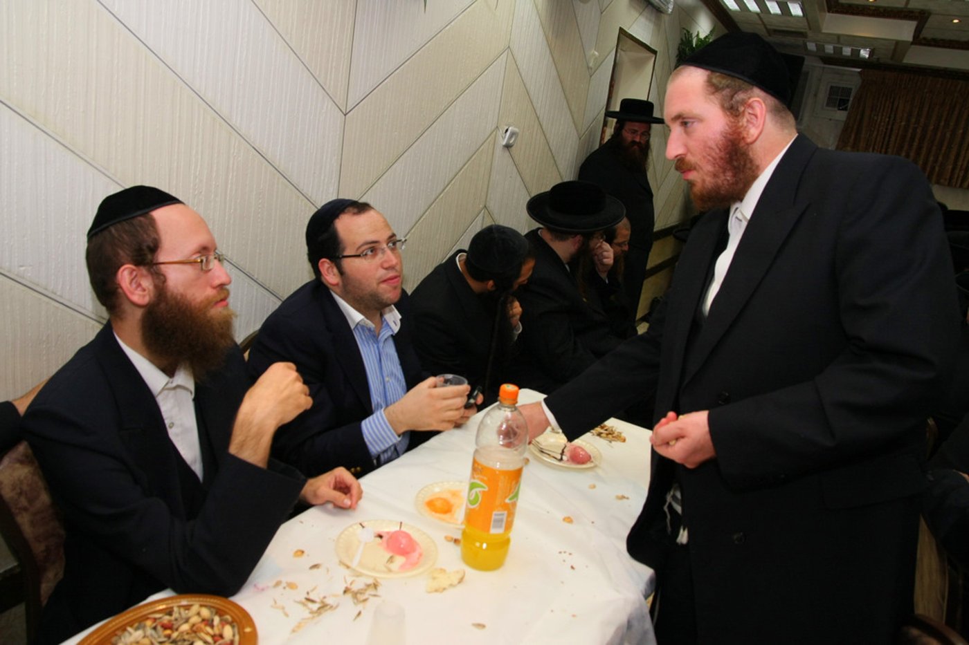 צפו: שבע ברכות שהפך ל"ערב חזנות"