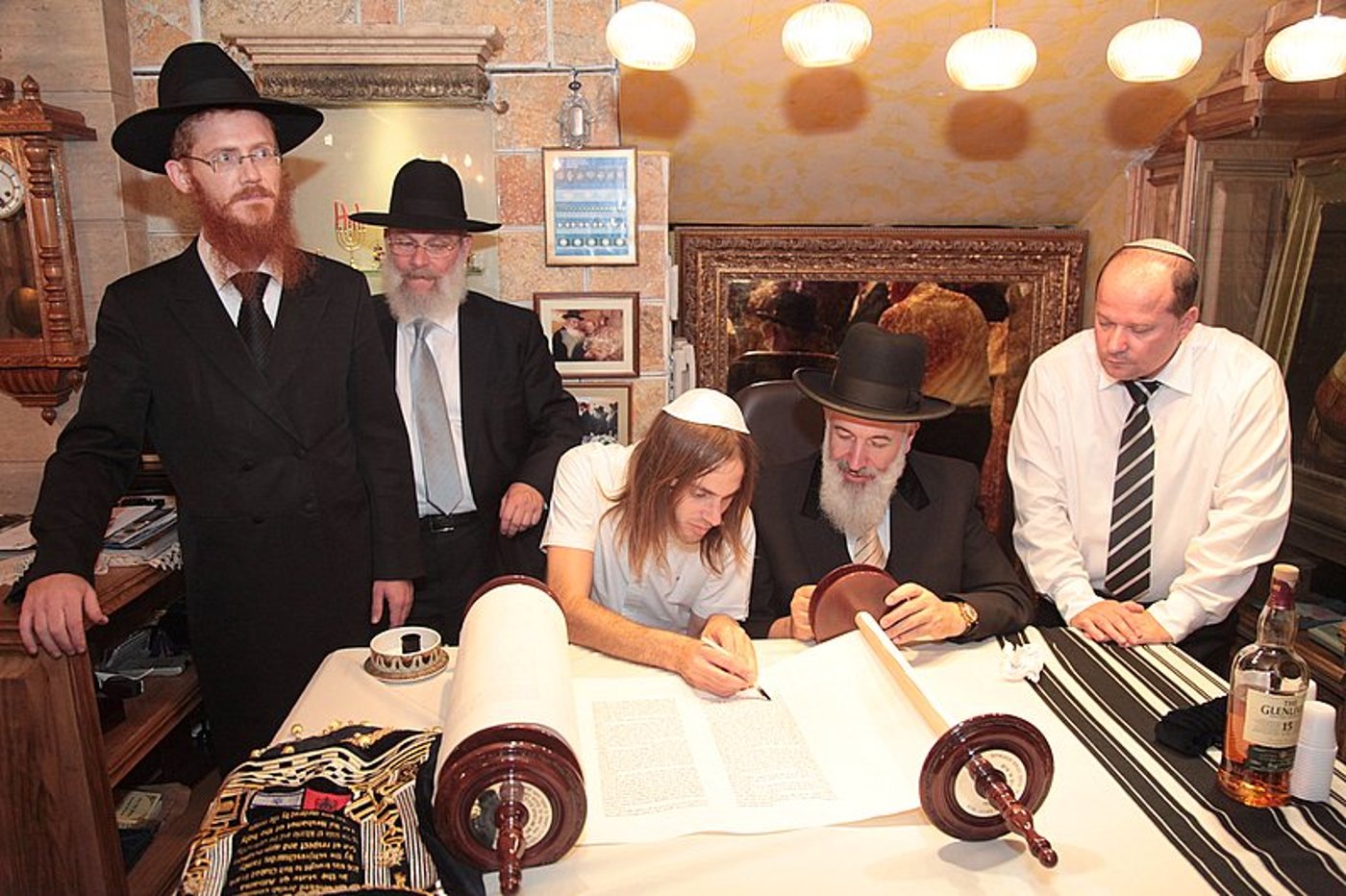 אחרי עשרות שנים: ספר תורה באלבניה