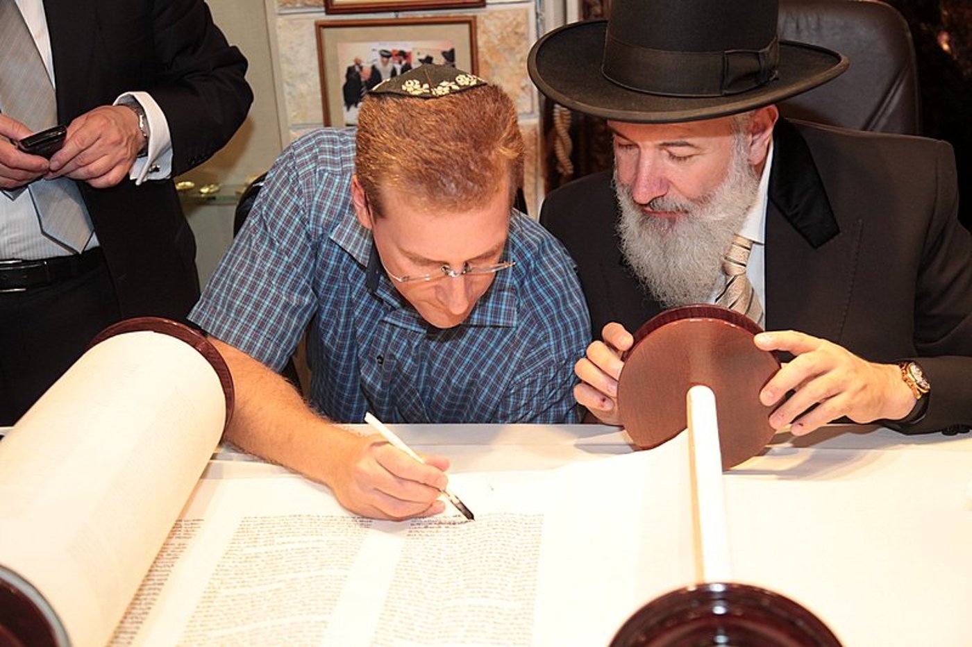 אחרי עשרות שנים: ספר תורה באלבניה