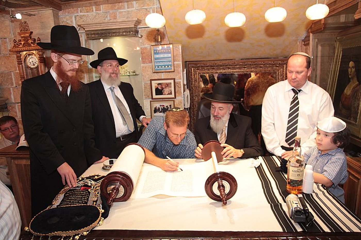 אחרי עשרות שנים: ספר תורה באלבניה