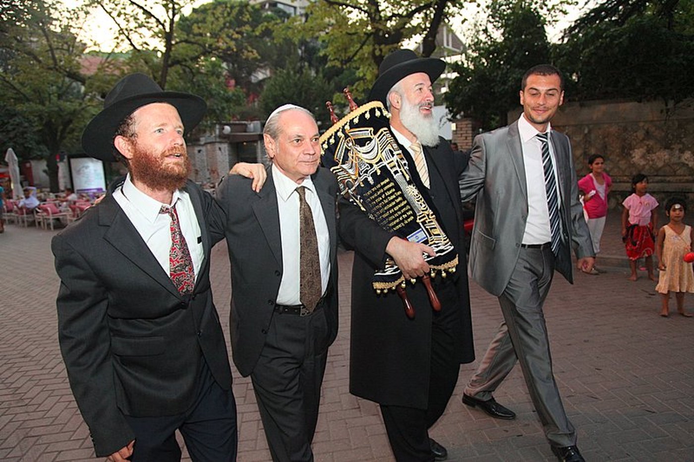 אחרי עשרות שנים: ספר תורה באלבניה