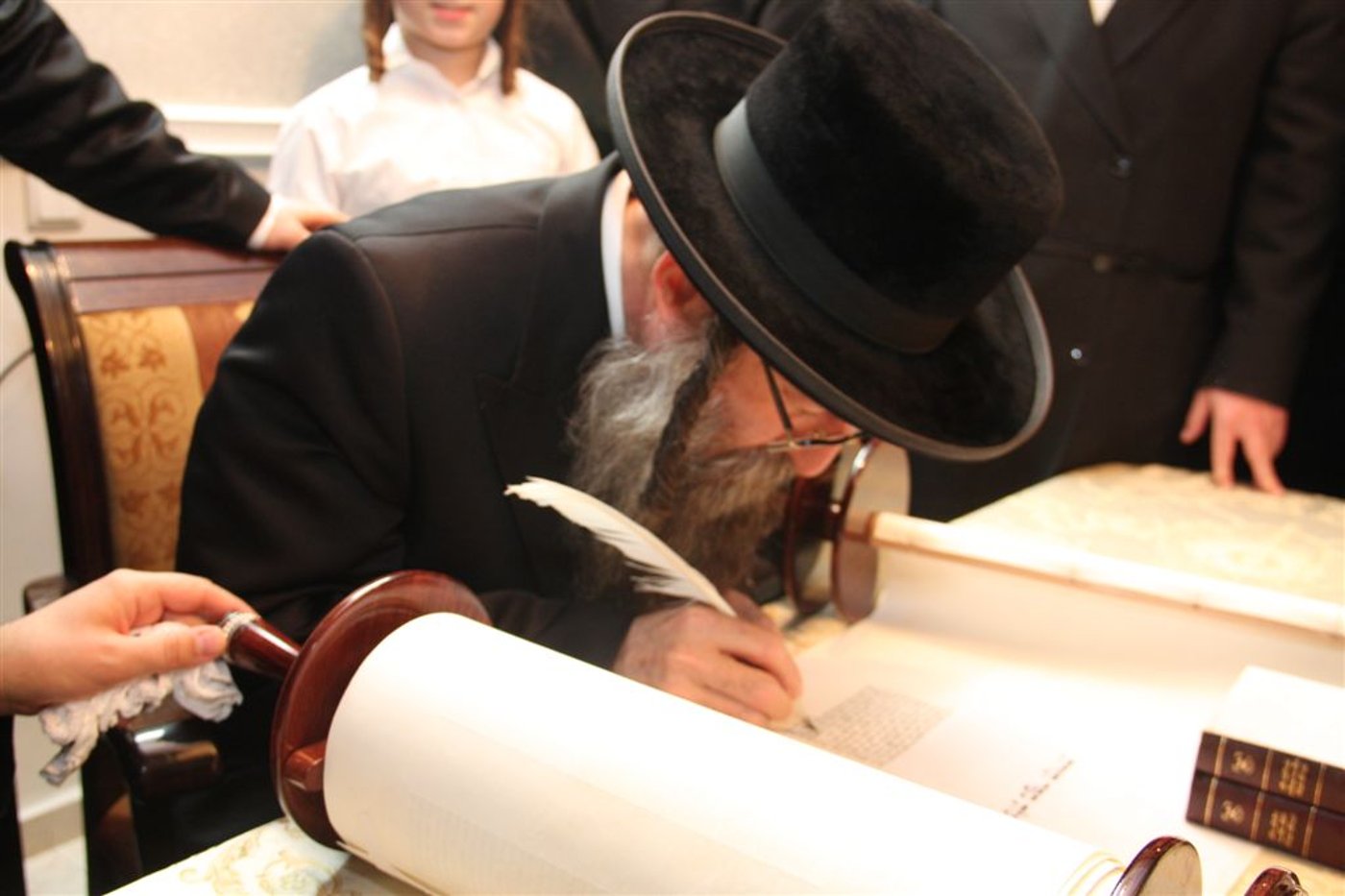 תיעוד מפואר: ספר התורה של האדמו"ר מסערט ויז'ניץ