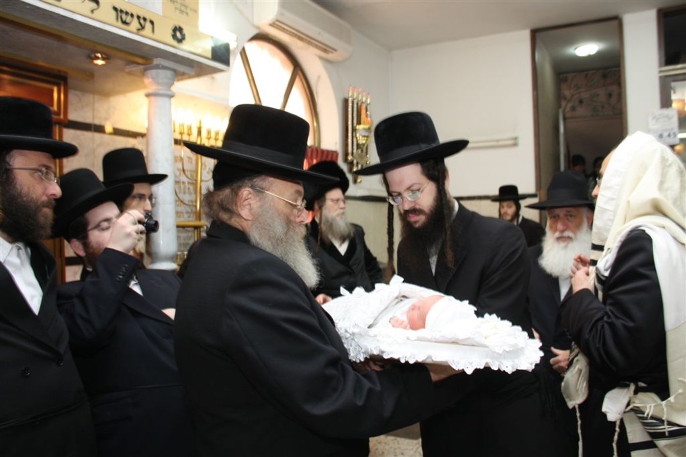 חג במודז'יץ: נכד האדמו"ר הובא בברית