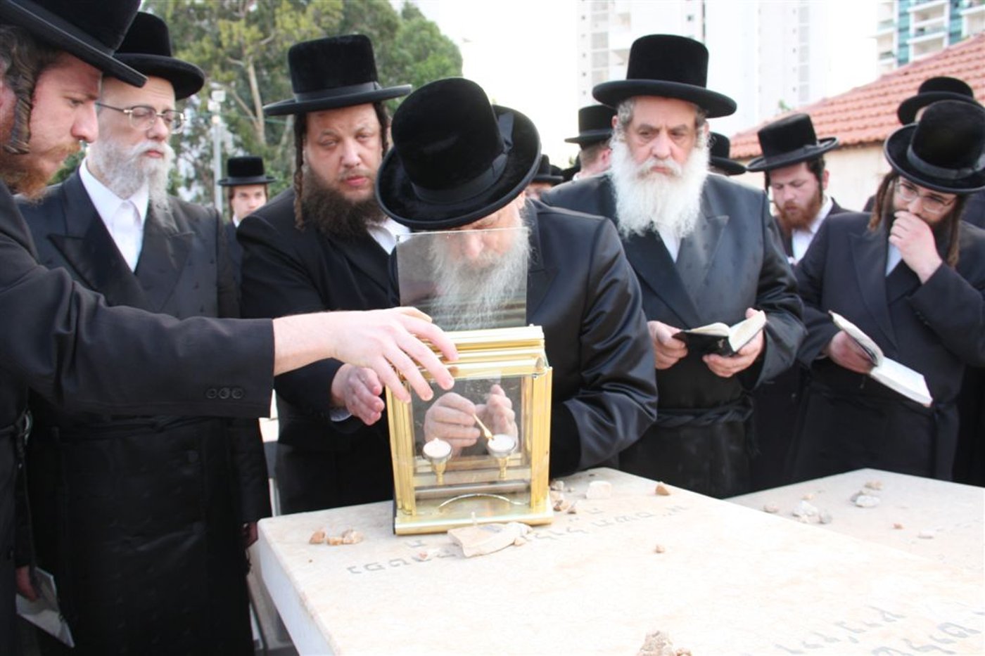 כשהאדמו"ר בכה על ציון הרבנית ● גלריה