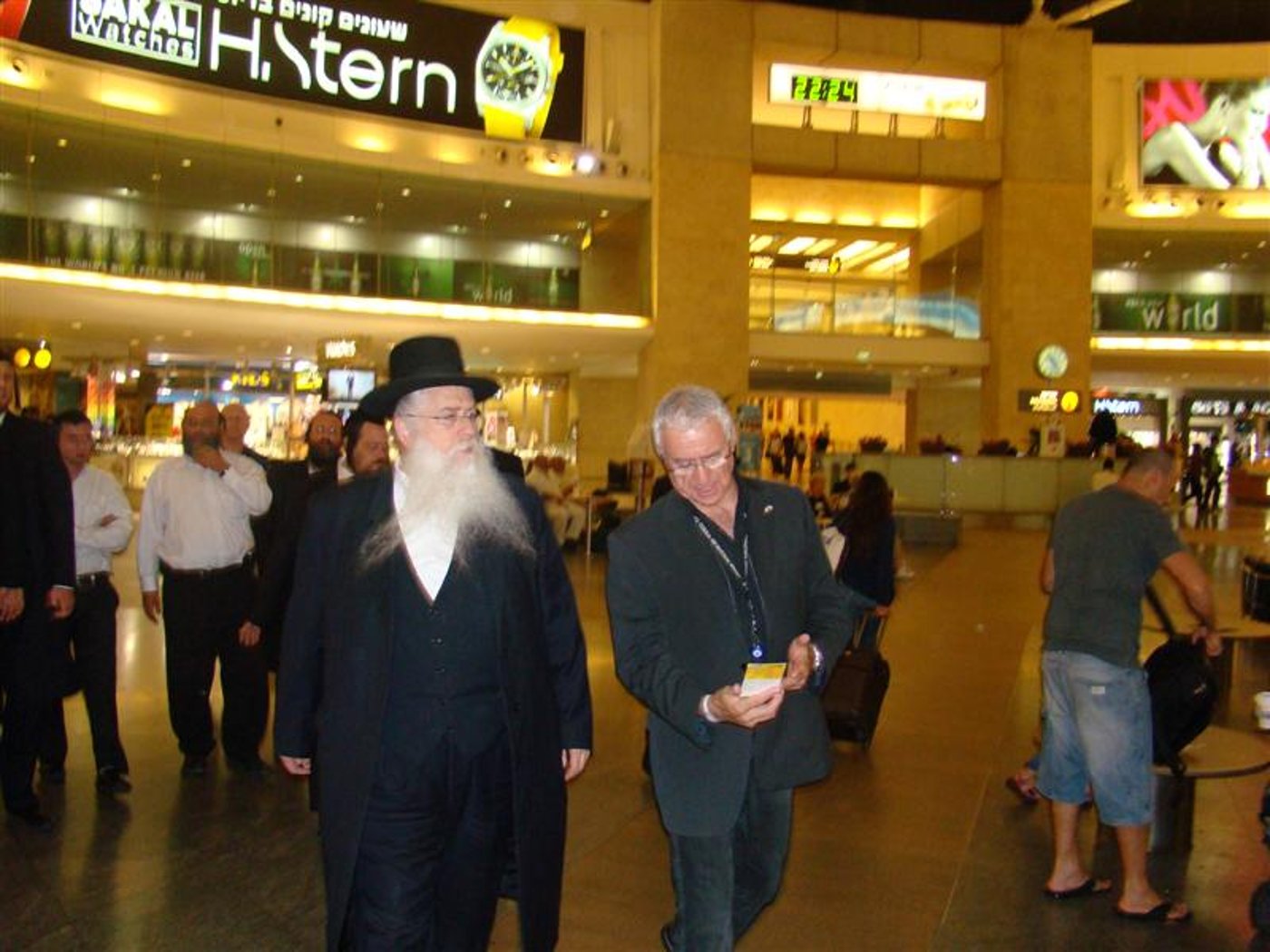 תיעוד: הנוסעים לאומן כובשים את נתב"ג