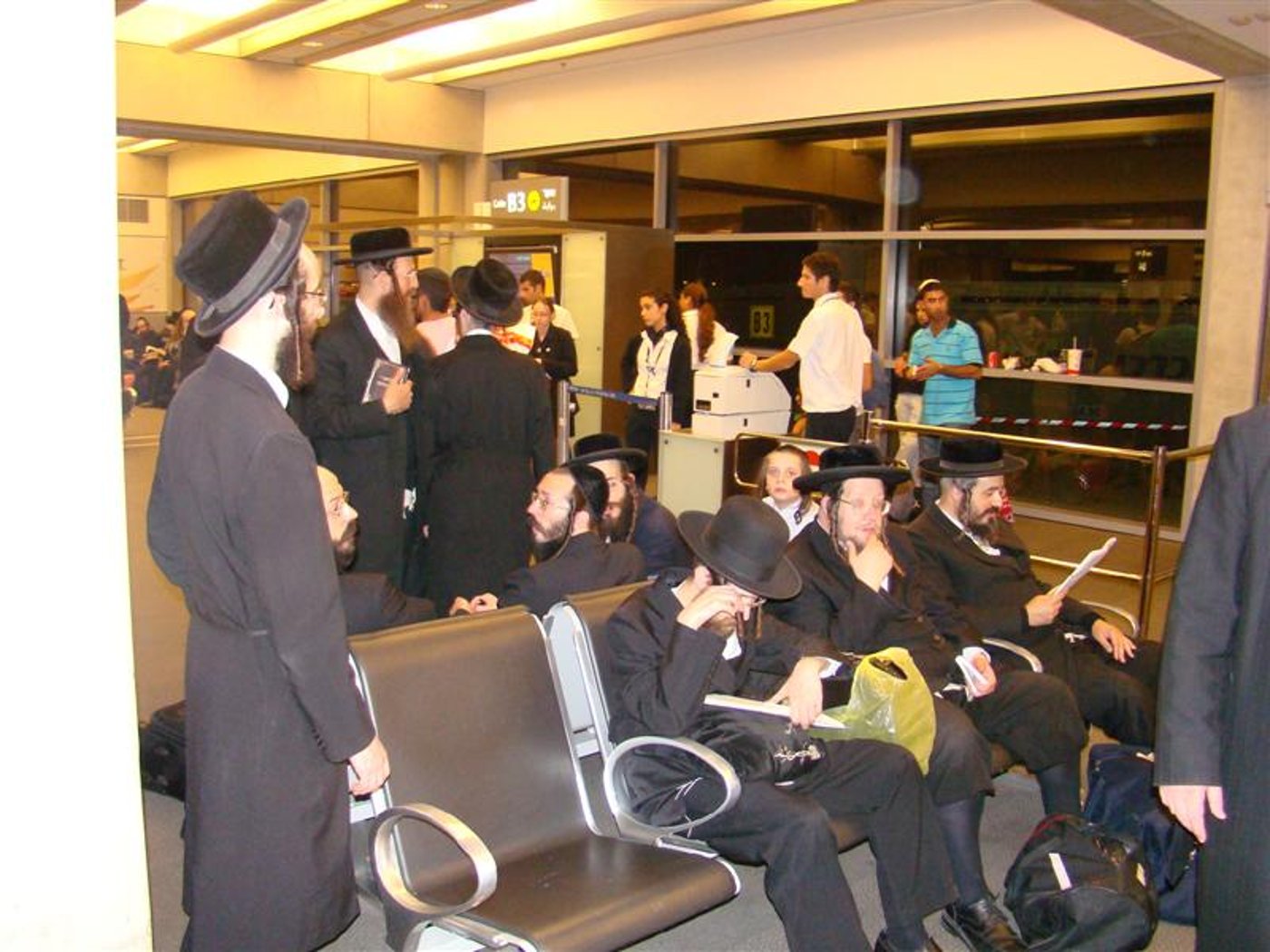 תיעוד: הנוסעים לאומן כובשים את נתב"ג