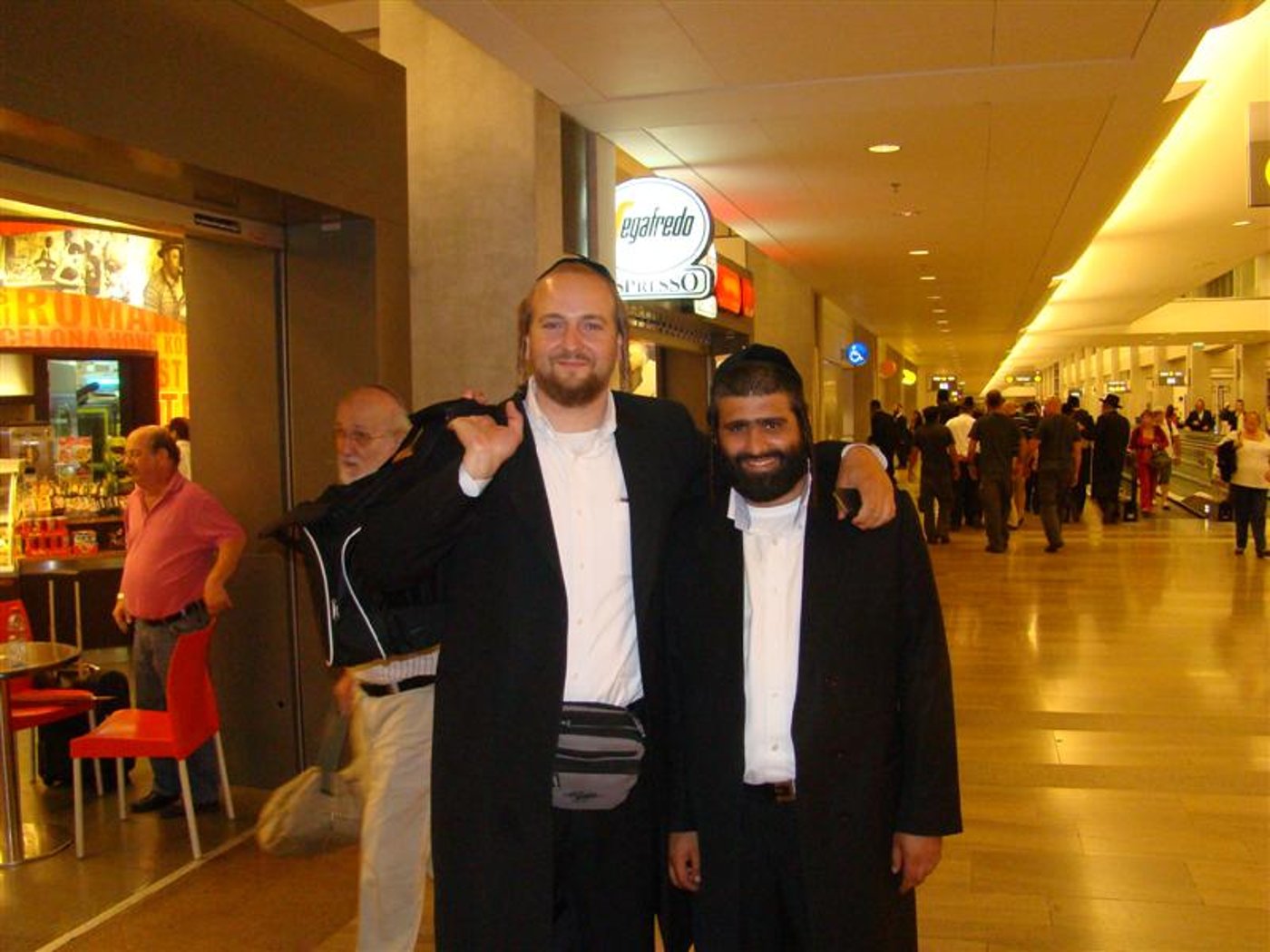 תיעוד: הנוסעים לאומן כובשים את נתב"ג