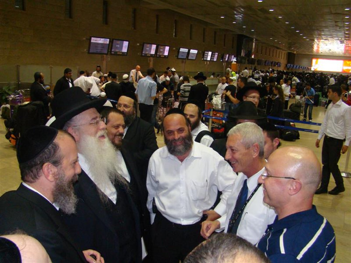 תיעוד: הנוסעים לאומן כובשים את נתב"ג