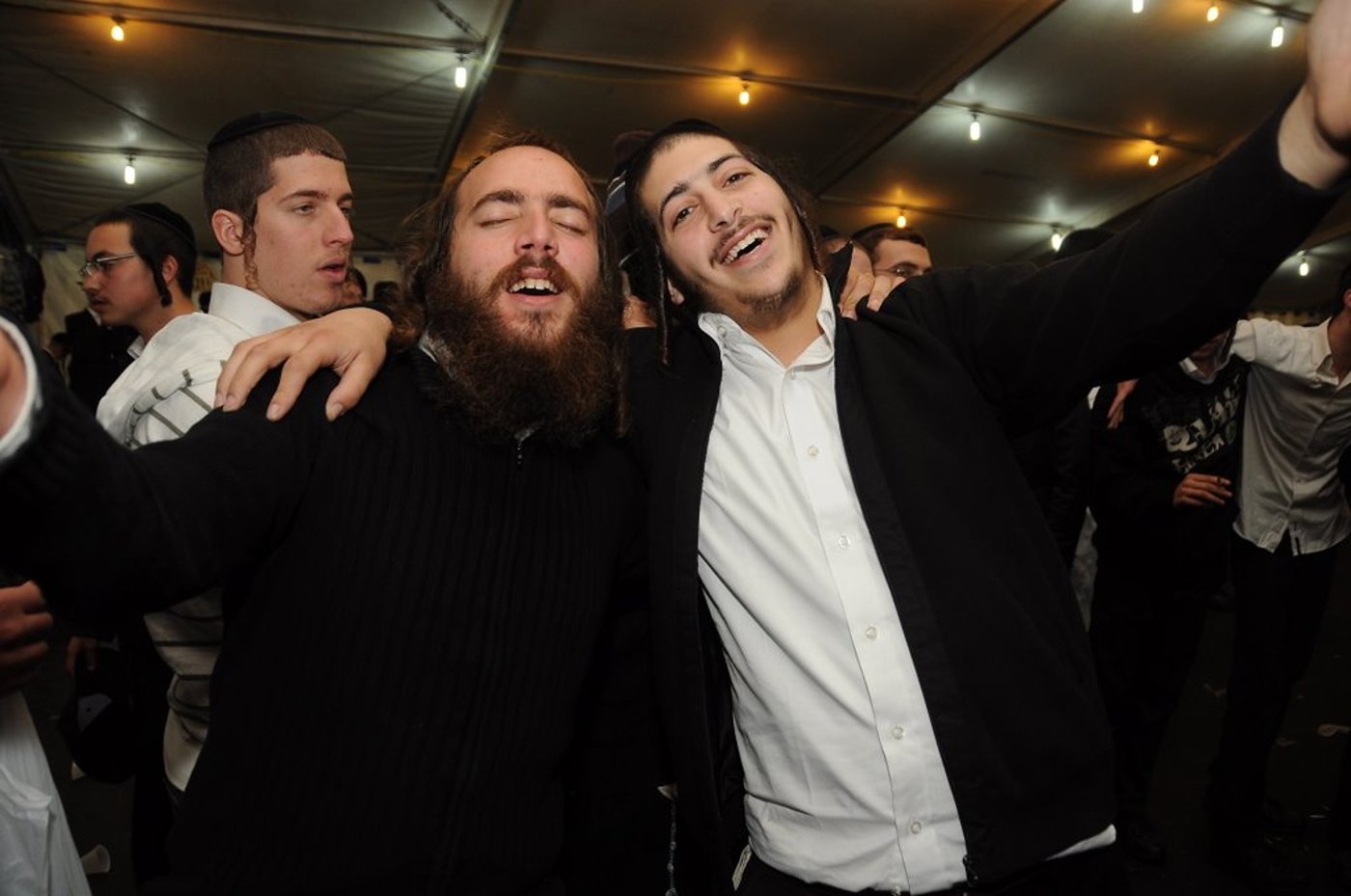 מוצאי החג באומן: ריקוד של פעם בשנה