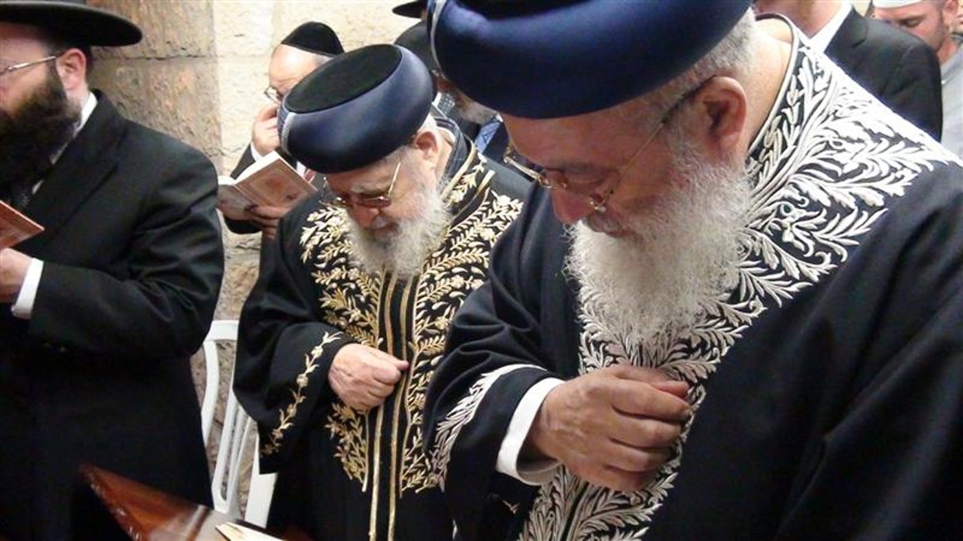 תפילה שבוקעת רקיעים: הגר"ע יוסף ורבבות ב'סליחות' בכותל