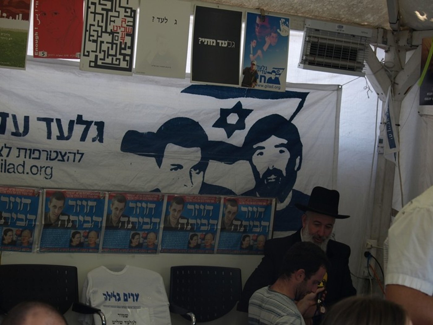לפני פירוק מאהל שליט: הרב יונה מצגר התארח