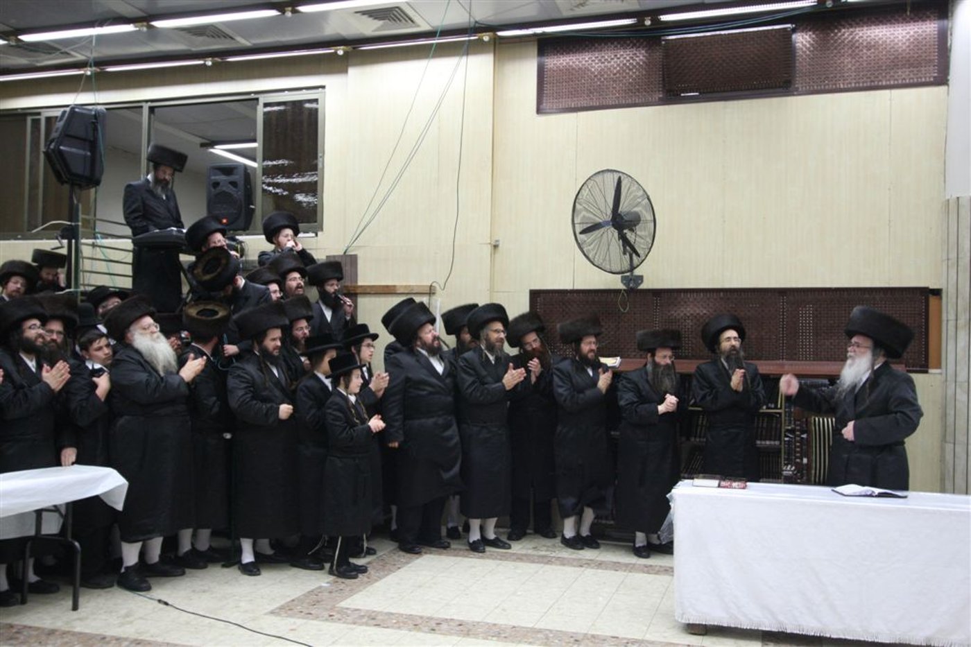 תיעוד ●  הקפות שניות בחצרות החסידים
