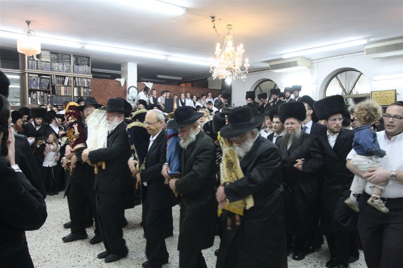 תיעוד ●  הקפות שניות בחצרות החסידים