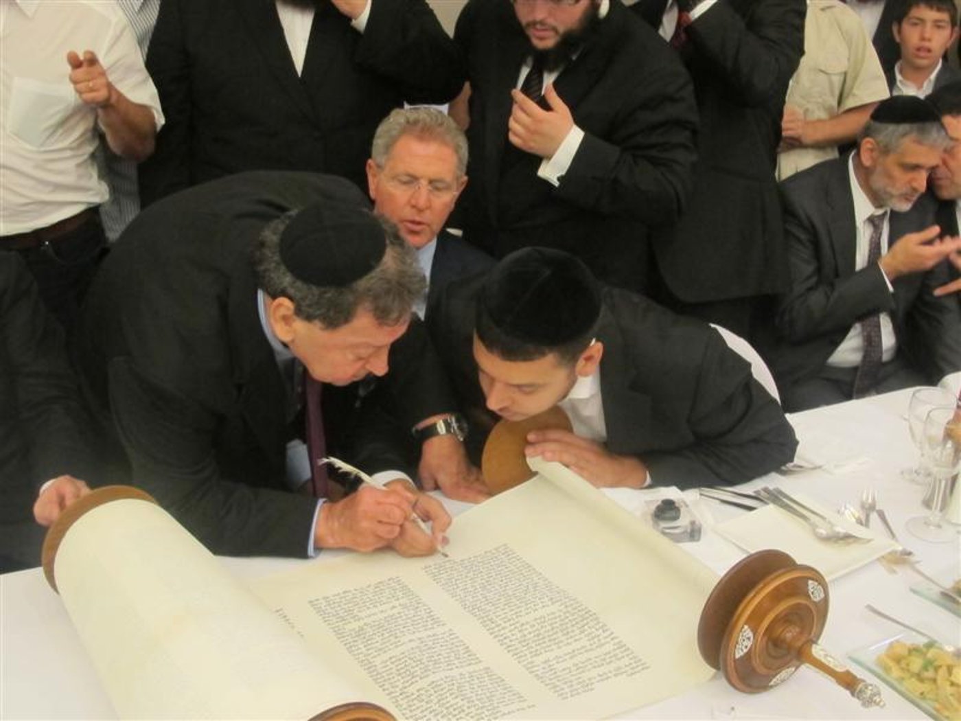 בסעודת ההודיה של בנימין בן אליעזר: אדמו"ר ושרי ממשלה