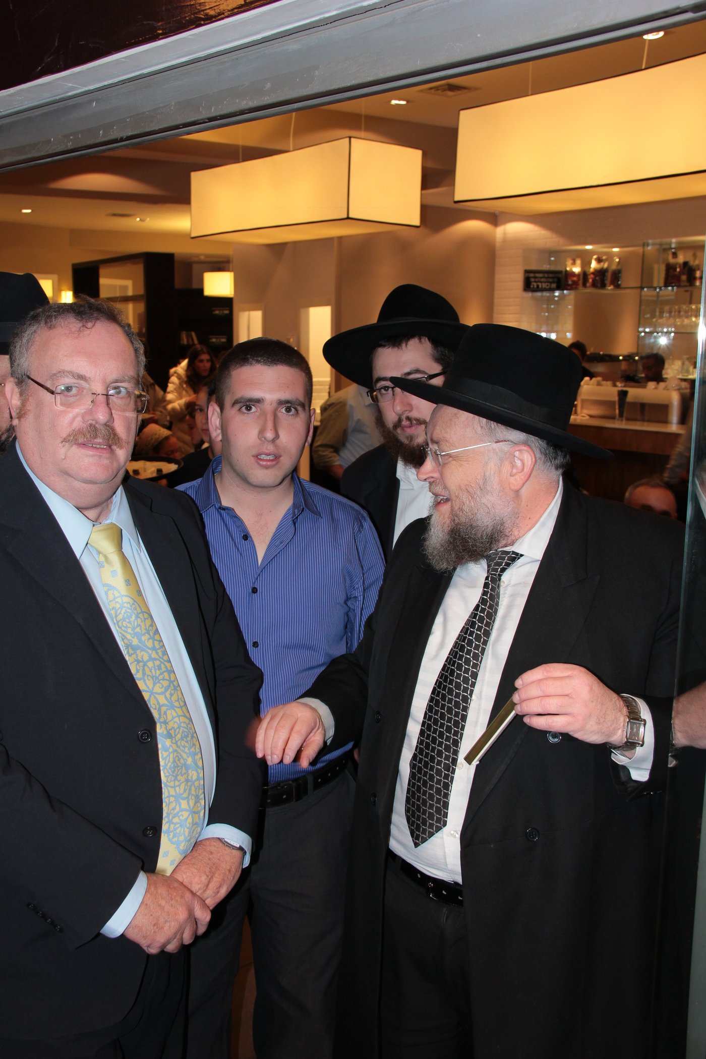 הפתעה: ראש עיריית בית שמש התחבק עם ראש האופוזיציה