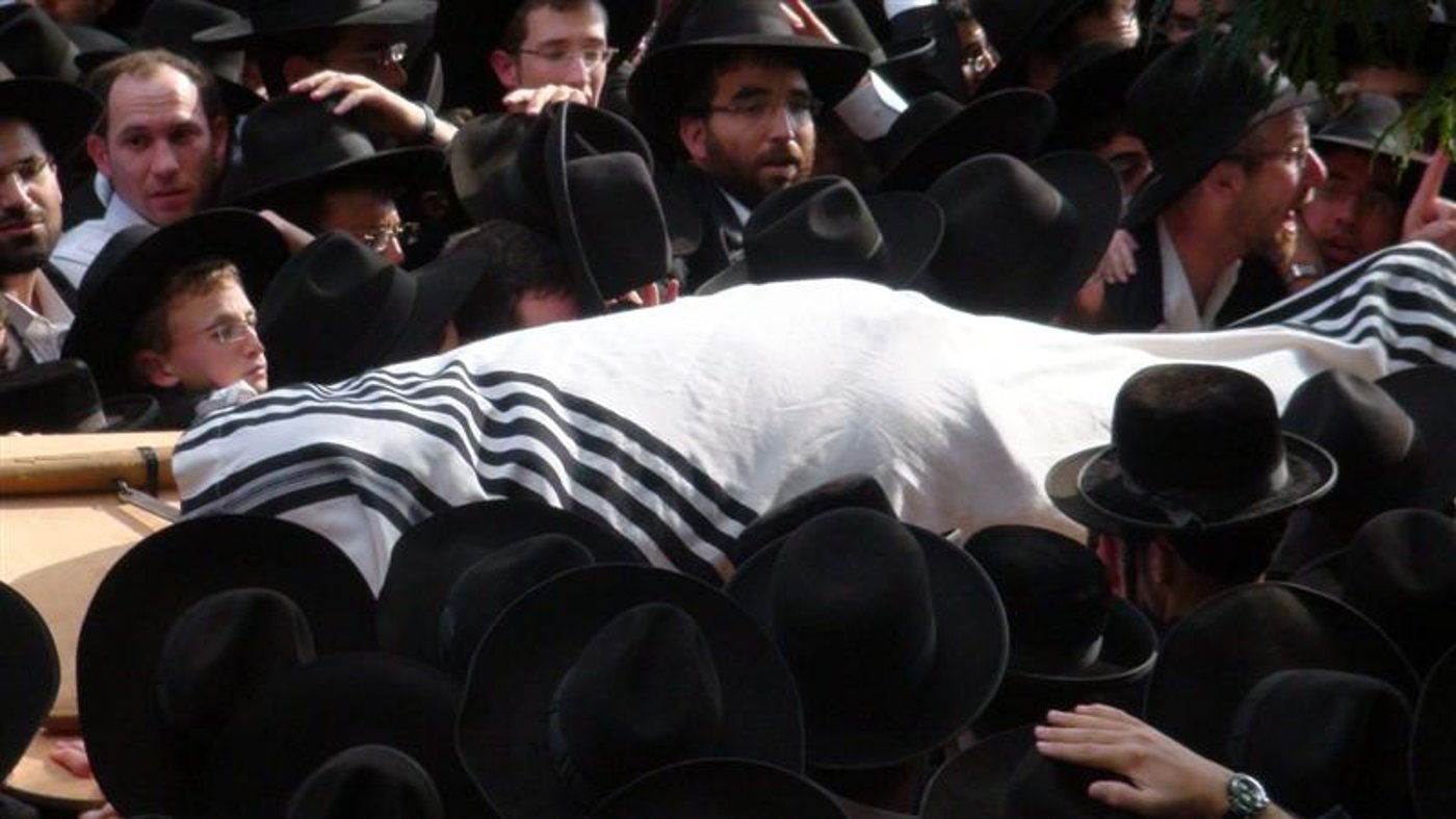 אֶת-הַשְּׂרֵפָה אֲשֶׁר שָׂרַף ה' ● המונים בהלווית ראש ישיבת מיר זצ"ל