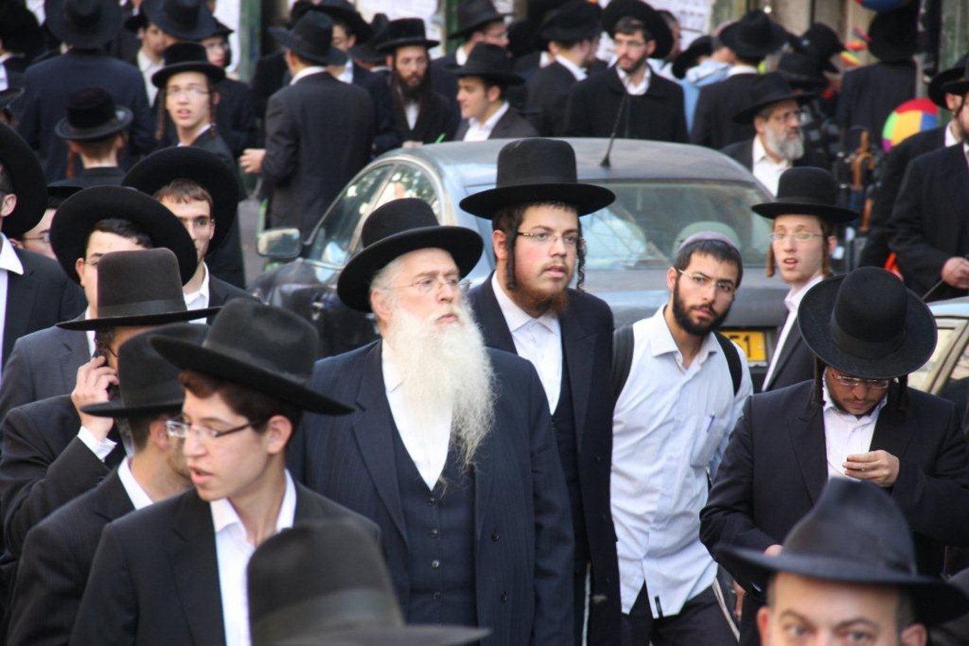 דרכי ציון אבלות: תיעוד ענק ממסע הלווית ראש ישיבת מיר