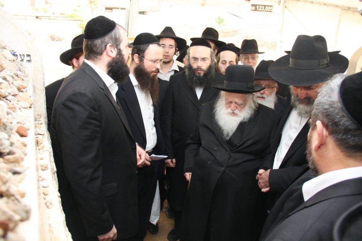 גלריית היום: עולים לקברו של הרב שך ע"ה