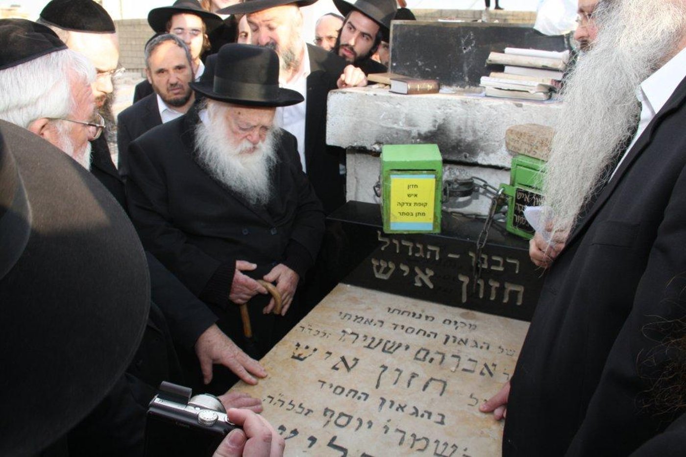 גלריית היום: עולים לקברו של הרב שך ע"ה