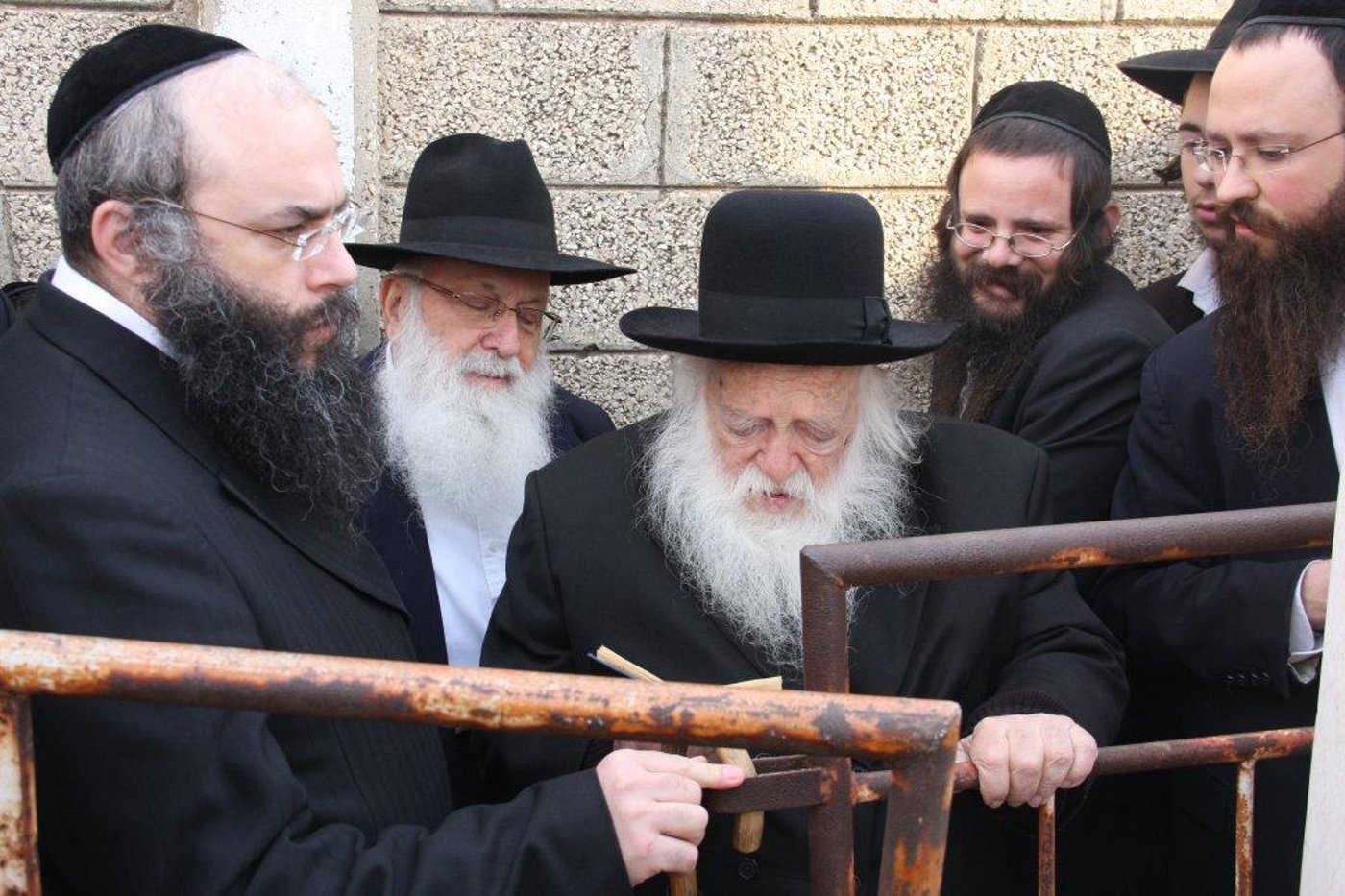 גלריית היום: עולים לקברו של הרב שך ע"ה