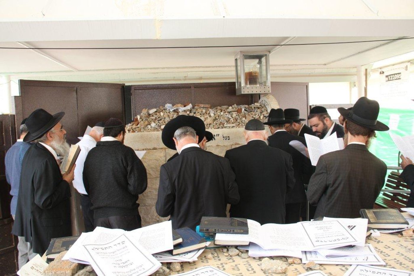 גלריית היום: עולים לקברו של הרב שך ע"ה