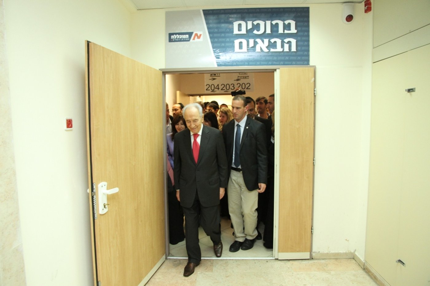 פרס: "לאפשר לחרדים לעבוד תוך הפרדה בין גברים לנשים"