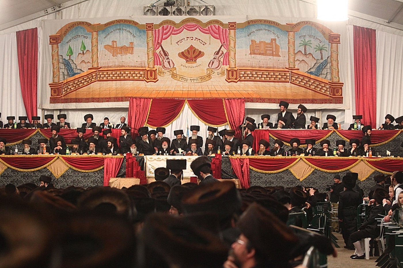 שַׂמֵּחַ תְּשַׂמַּח רֵעִים אֲהוּבִים: צפו בחתונה הגדולה בחצר ויז'ניץ