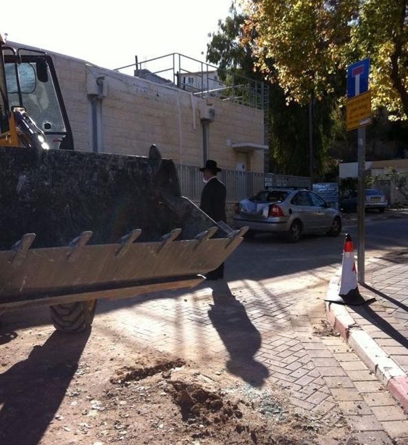 בהלה בבית-שמש: טרקטור מחץ רכב; אין נפגעים