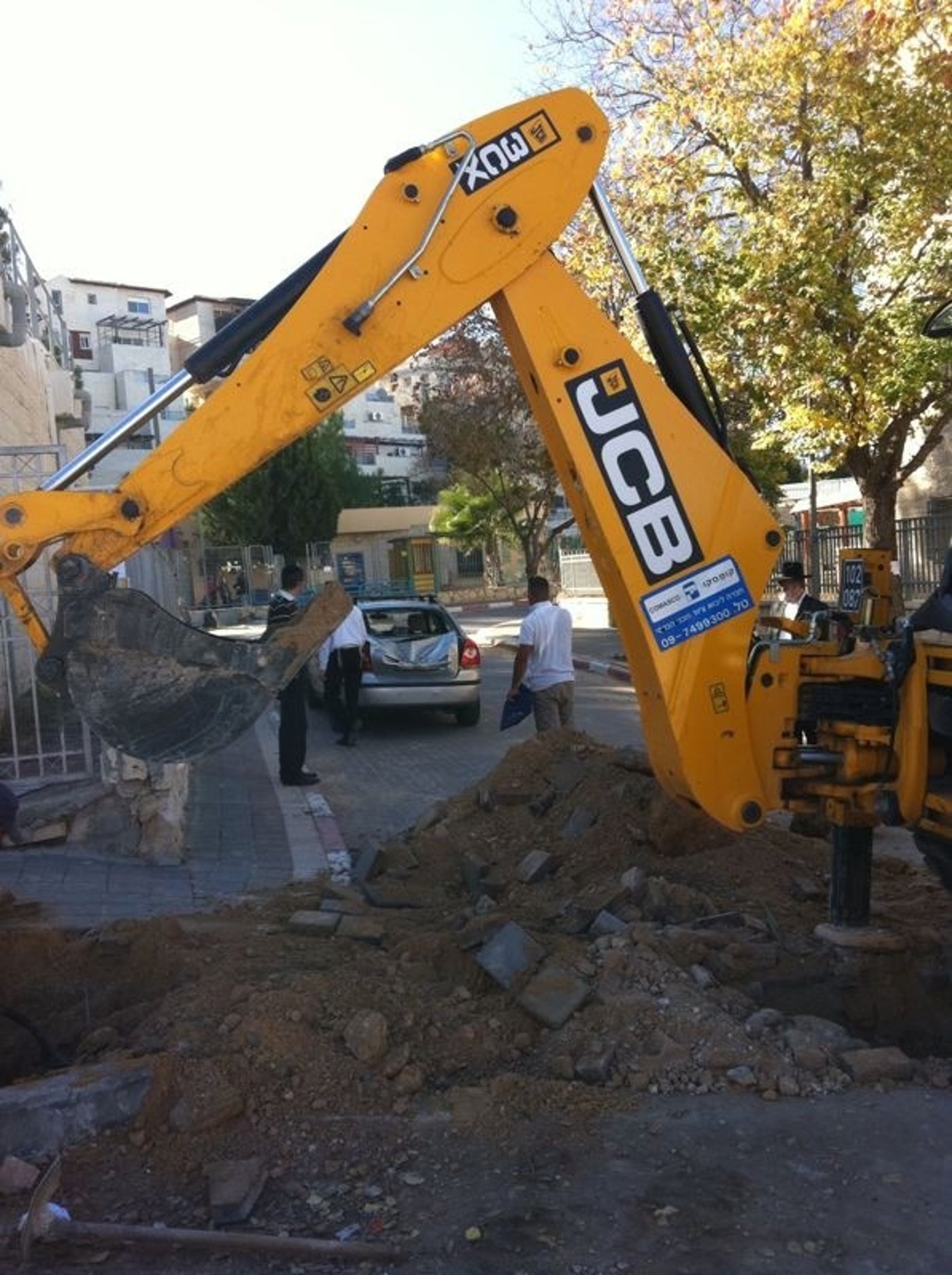 בהלה בבית-שמש: טרקטור מחץ רכב; אין נפגעים