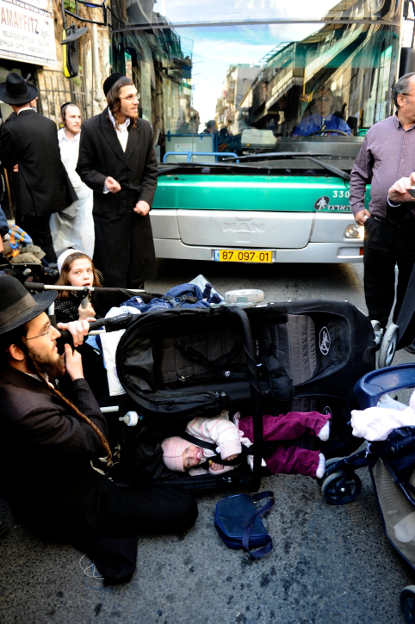 מחאה סוערת: פעוטות הושלכו על הכביש בשכונת מאה שערים