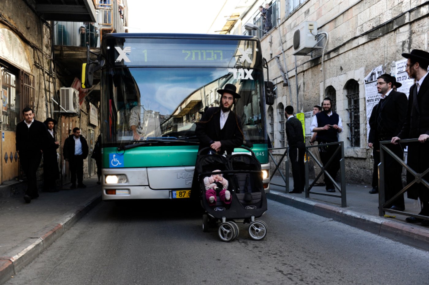 מחאה סוערת: פעוטות הושלכו על הכביש בשכונת מאה שערים