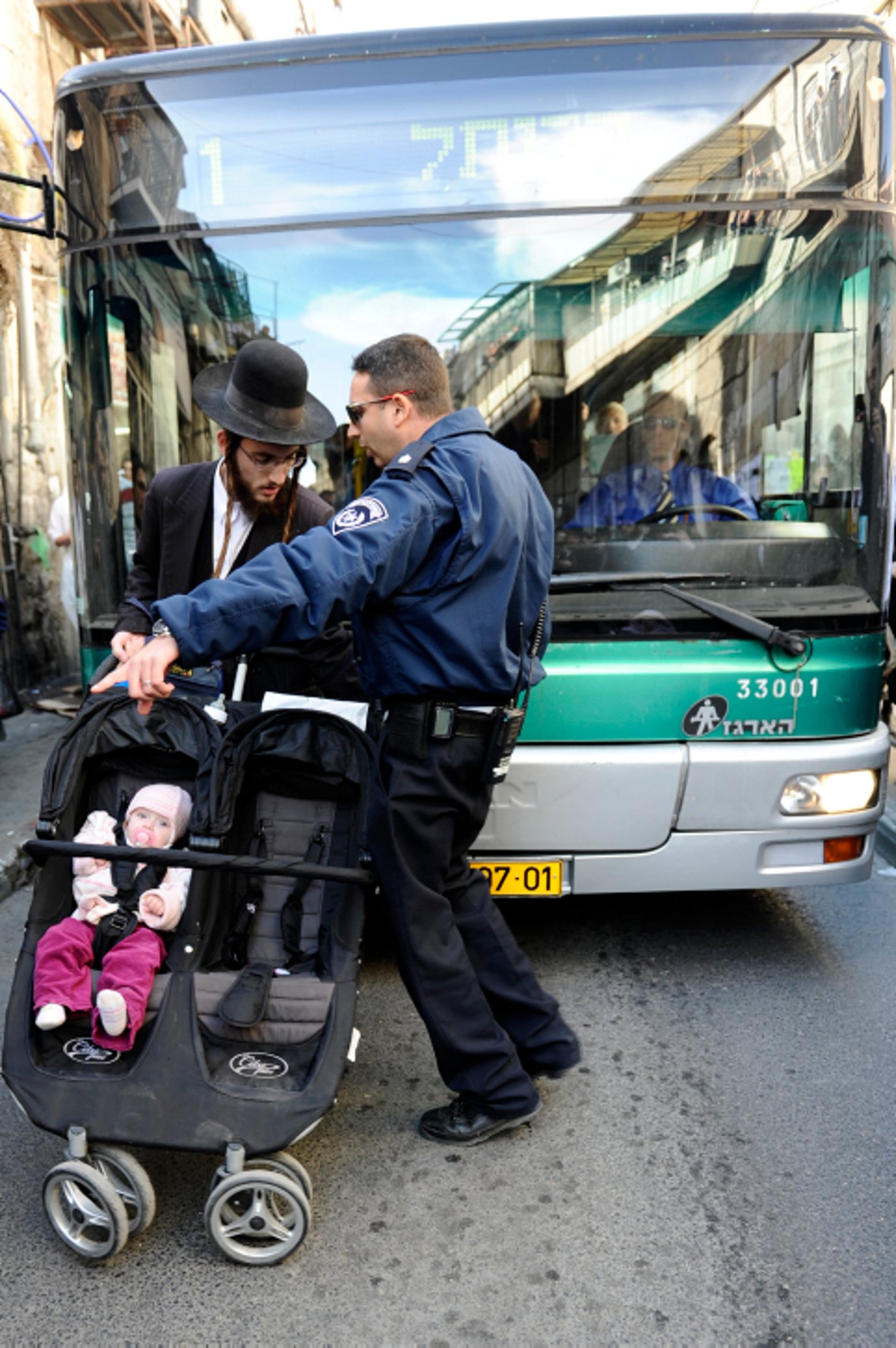 מחאה סוערת: פעוטות הושלכו על הכביש בשכונת מאה שערים