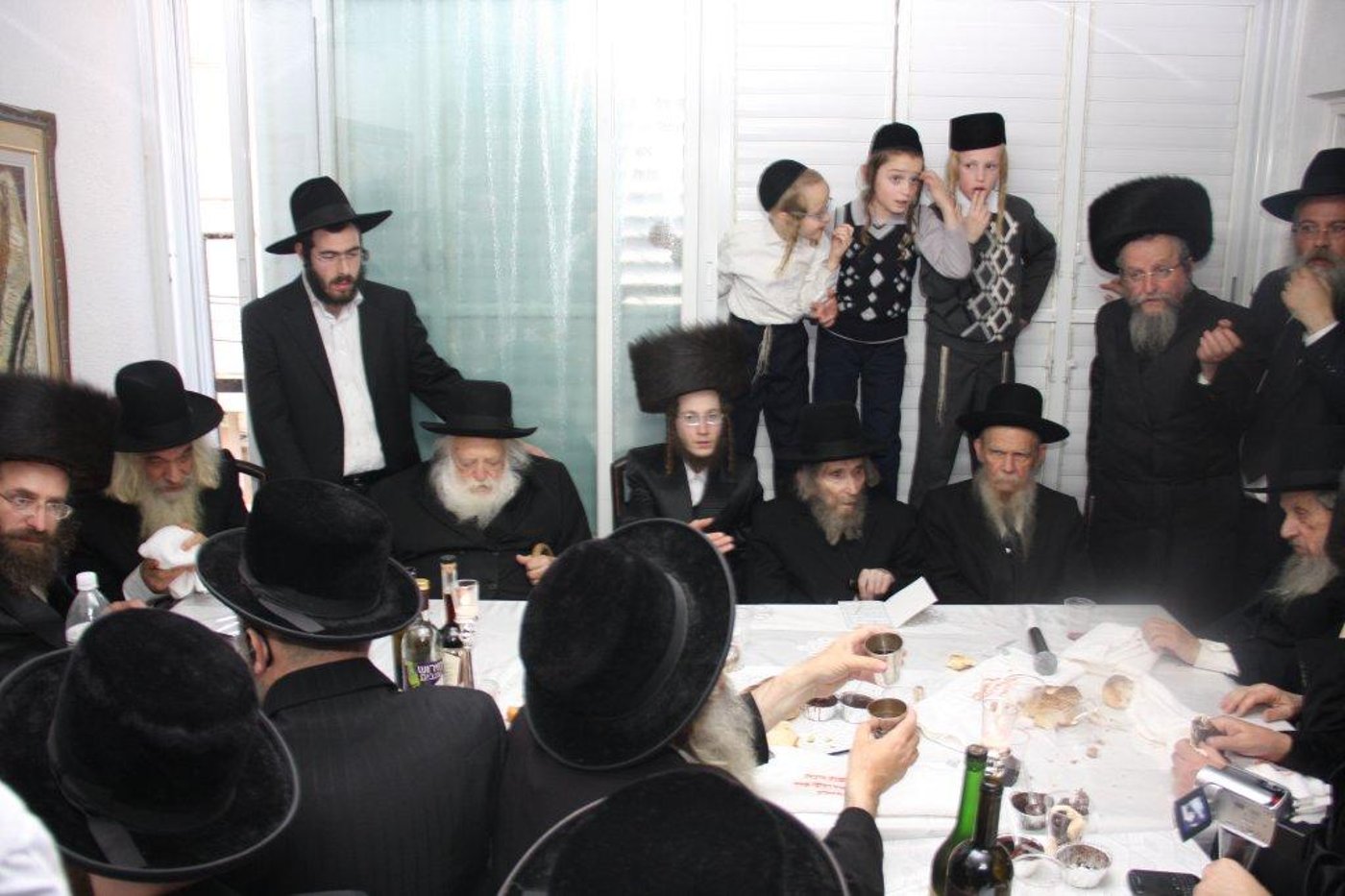 שבע ברכות אחרון לבן הרב פירר: הריקוד של גדולי הדור