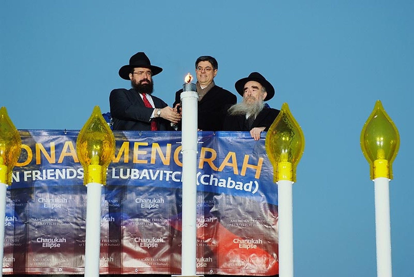 אלפי שליחי חב"ד ערכו הדלקות מרכזיות ברחבי העולם