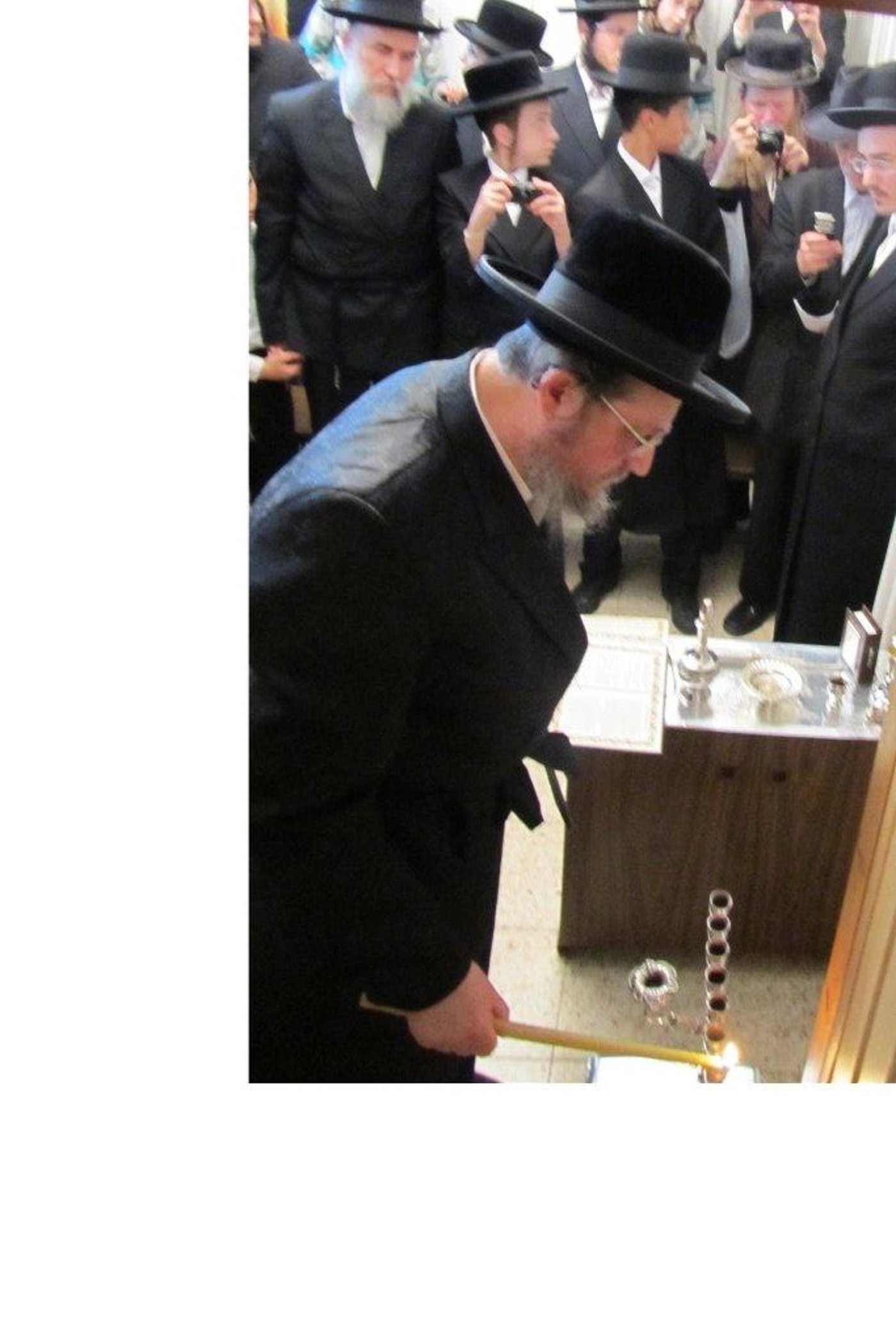 צפו בגלריה: אדמו"רים מדליקים נר חנוכה