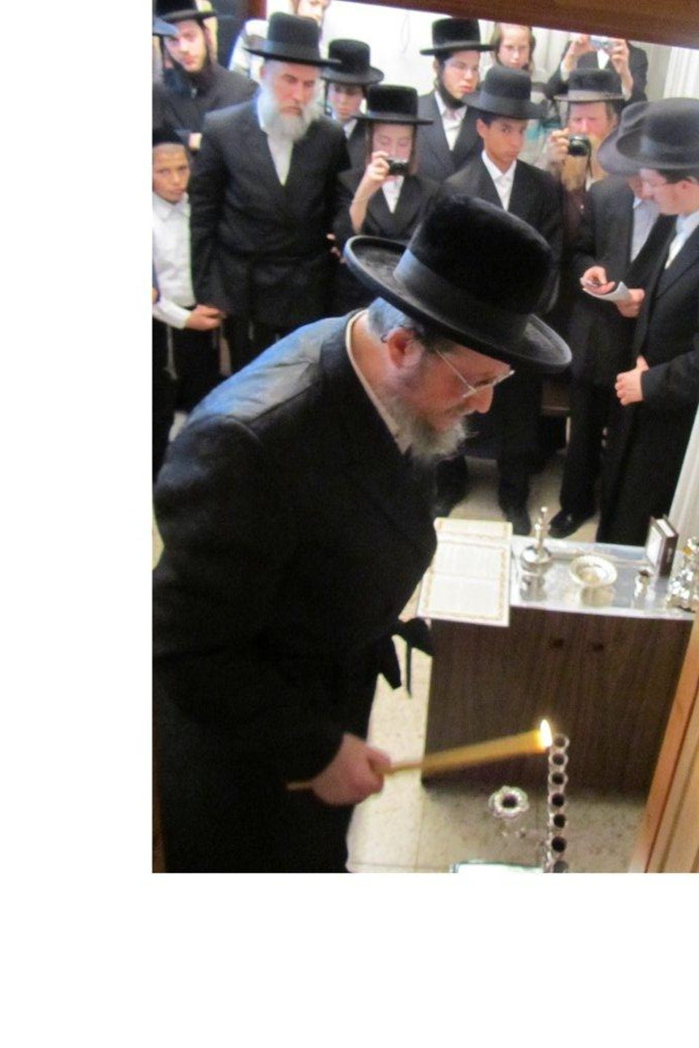 צפו בגלריה: אדמו"רים מדליקים נר חנוכה