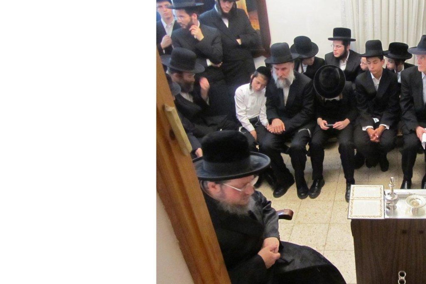 צפו בגלריה: אדמו"רים מדליקים נר חנוכה