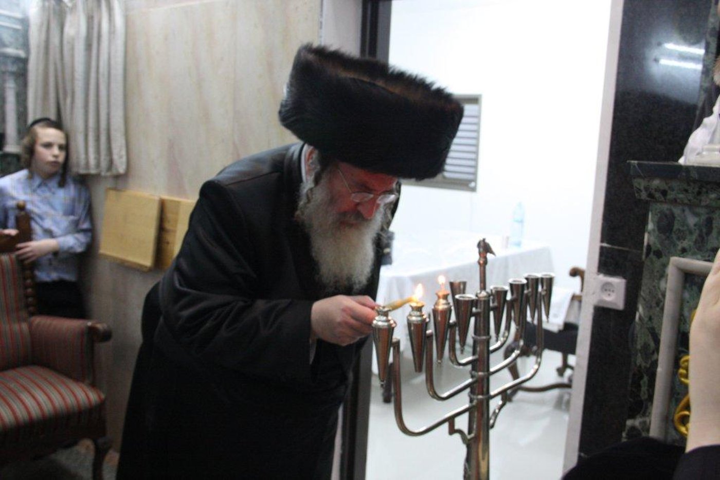 צפו בגלריה: אדמו"רים מדליקים נר חנוכה