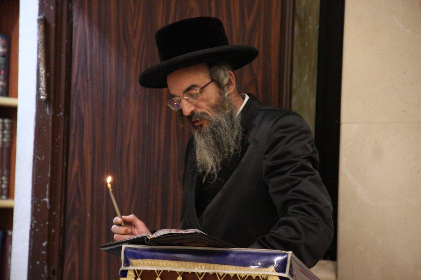 צפו בגלריה: אדמו"רים מדליקים נר חנוכה