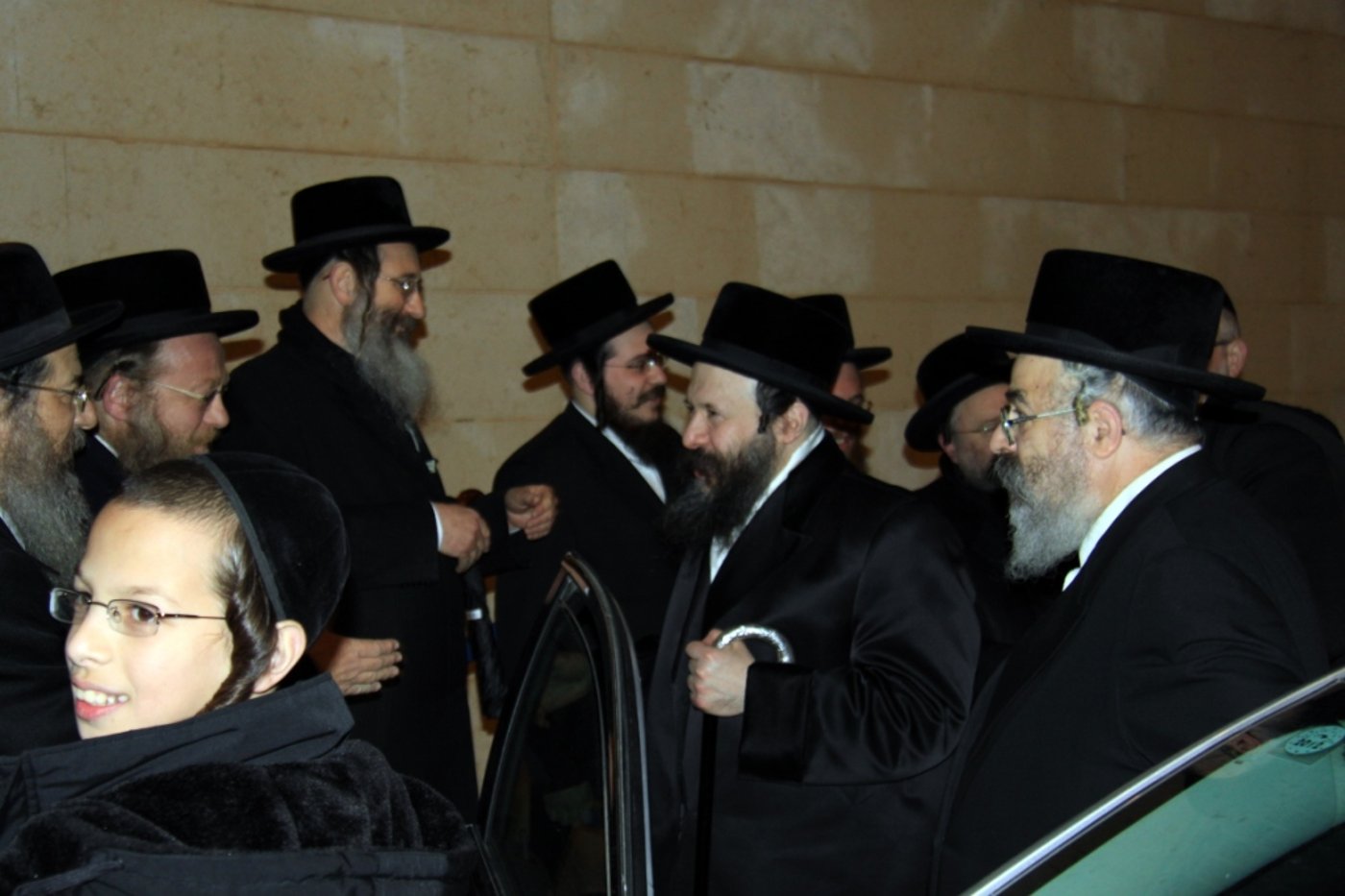 האדמו"ר מבאבוב נחת בישראל; צפו בתיעוד מצולם