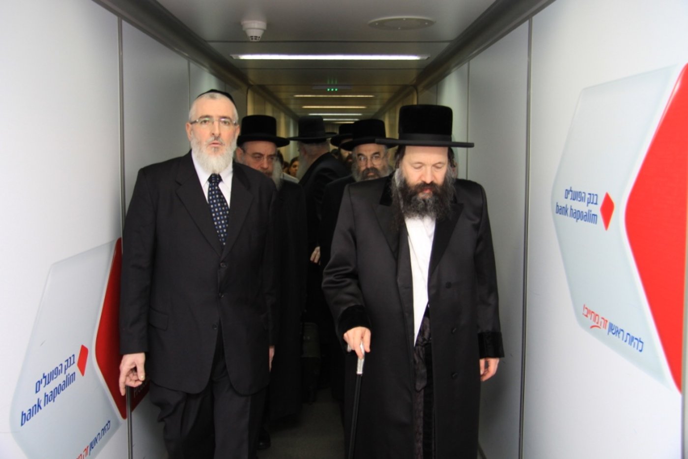 האדמו"ר מבאבוב נחת בישראל; צפו בתיעוד מצולם